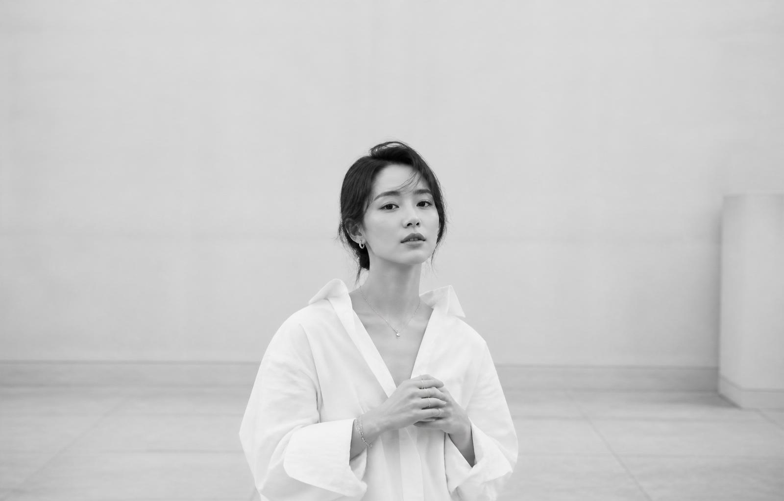 Détail mode, chemise blanche et bijoux argent