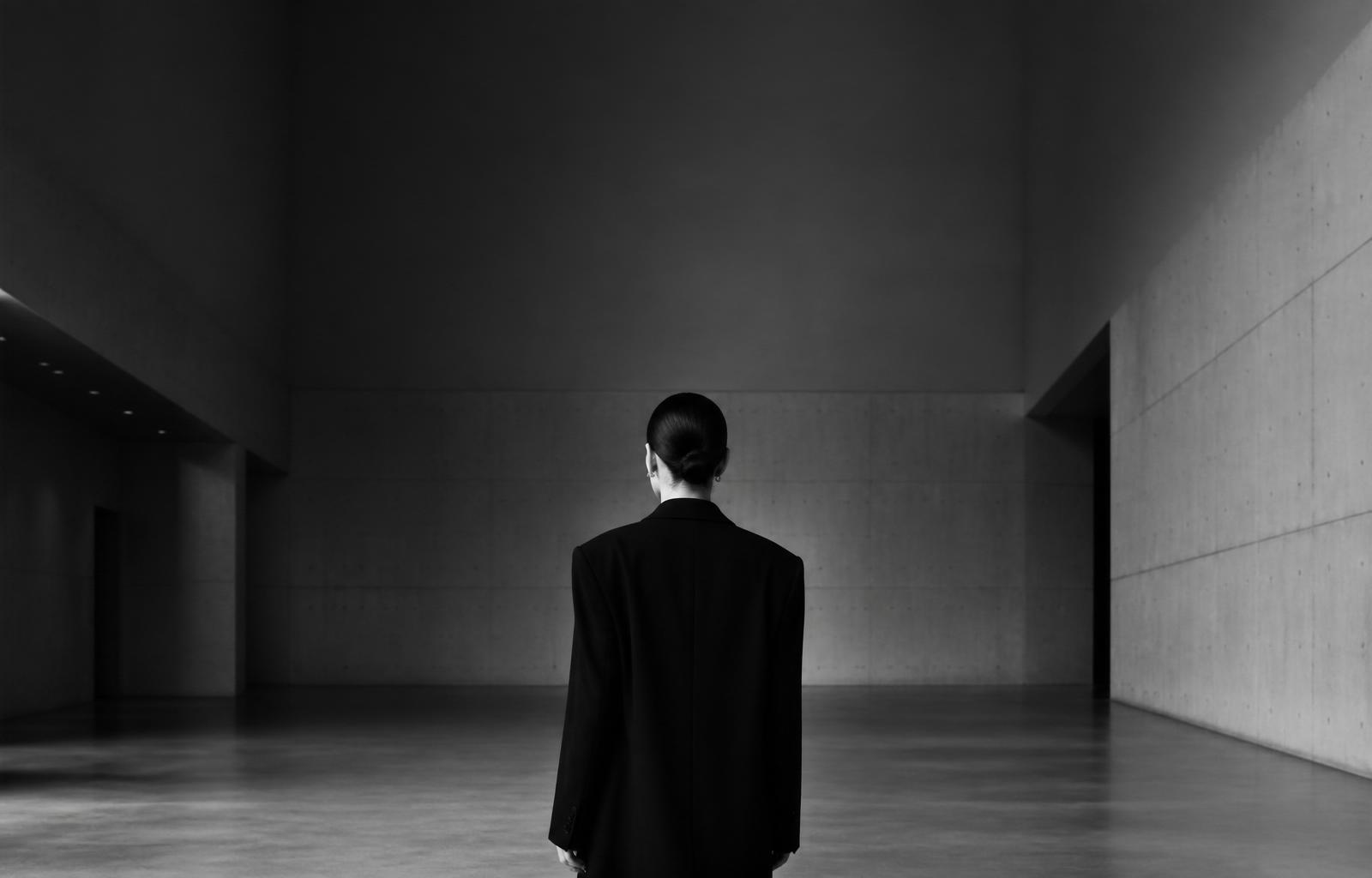 Silhouette architecturale, dos tailleur