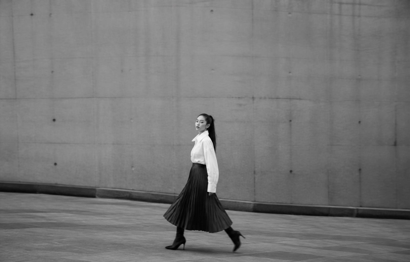 Silhouette K-fashion, jupe plissée en mouvement